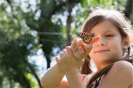 Girl holding monarch butterfly on finger Stockbilder - Premium RF Lizenzfrei, Bildnummer: 614-08685274