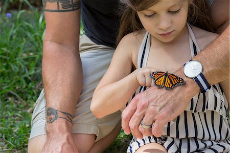 Father and daughter looking at monarch butterfly Stockbilder - Premium RF Lizenzfrei, Bildnummer: 614-08685270