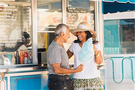 Senior couple standing beside refreshment stand, holding cotton candy, Long Beach, California, USA Fotografie stock - Premium Royalty-Free, Codice: 614-08726428