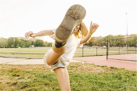 semelle (soulier) - Woman kicking up leg on sports field Photographie de stock - Premium Libres de Droits, Code: 614-08726486
