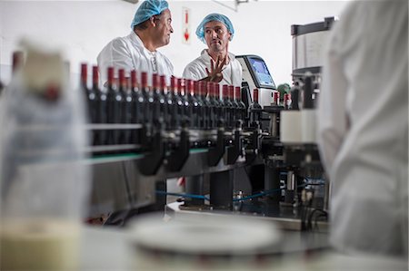 Factory workers on production line of wine bottling plant Photographie de stock - Premium Libres de Droits, Code: 614-08726515