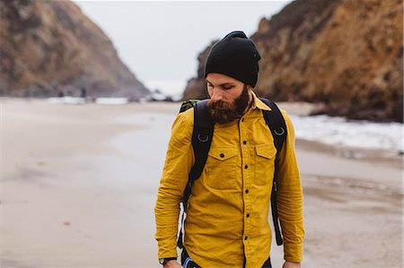 rucksacktourismus - Hiker walking on beach, Big Sur, California, USA Foto de stock - Sin royalties Premium, Código: 614-08726557