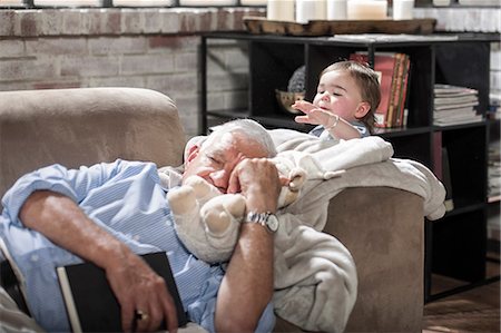 sofa sleeping guys - Baby girl touching sleeping grandfather on couch Photographie de stock - Premium Libres de Droits, Code: 614-08726565