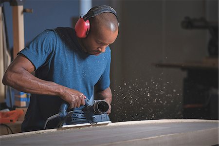 simsearch:6115-07109876,k - Craftsman making paddleboard in workshop Foto de stock - Royalty Free Premium, Número: 614-08726626