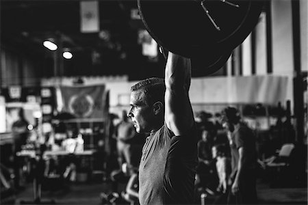 fitness black and white - Cross training athlete lifting barbell in gym Foto de stock - Sin royalties Premium, Código: 614-08726690