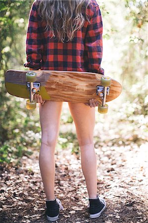 Woman with skateboard in park Photographie de stock - Premium Libres de Droits, Code: 614-08726778