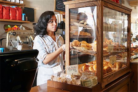 simsearch:614-08720540,k - Female worker in bakery, putting fresh pasties into display cabinet Stockbilder - Premium RF Lizenzfrei, Bildnummer: 614-08720517