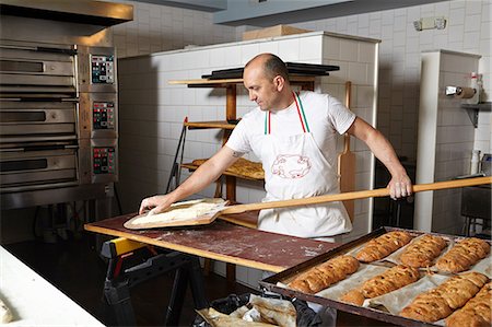 panadería - Baker working in bakery Foto de stock - Sin royalties Premium, Código: 614-08720511