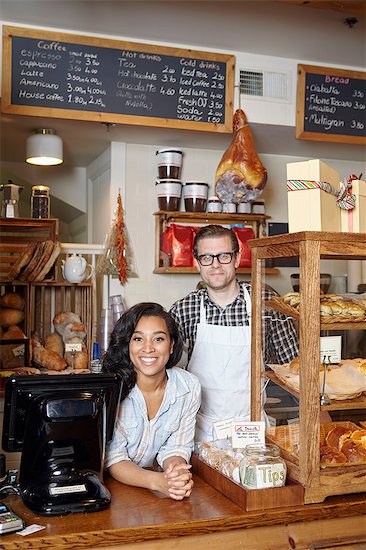 Portrait of male and female worker in bakery Foto de stock - Sin royalties Premium, Código de la imagen: 614-08720520