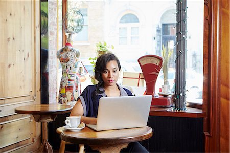 simsearch:614-08720540,k - Young woman sitting in cafe, using laptop Stockbilder - Premium RF Lizenzfrei, Bildnummer: 614-08720544