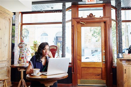 simsearch:614-08720540,k - Young woman sitting in cafe, using laptop Stockbilder - Premium RF Lizenzfrei, Bildnummer: 614-08720550