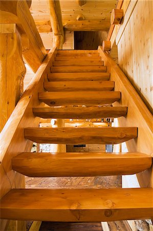 simsearch:614-08488004,k - Wooden stairs leading upstairs in handcrafted red cedar log home, Quebec, Canada Foto de stock - Sin royalties Premium, Código: 614-08720567