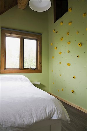 simsearch:614-08488004,k - Child's bedroom with climbing wall in cottage style log home, Quebec, Canada Foto de stock - Sin royalties Premium, Código: 614-08720568