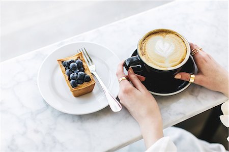 Fruit tart and woman's hands holding frothy coffee Photographie de stock - Premium Libres de Droits, Code: 614-08720631