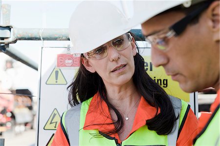 Engineers in discussion on oil rig Photographie de stock - Premium Libres de Droits, Code: 614-08720667