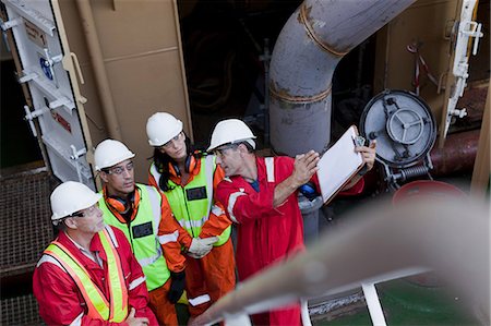 professional (pertains to traditional blue collar careers) - Engineers in brainstorming session on oil rig Foto de stock - Sin royalties Premium, Código: 614-08720677