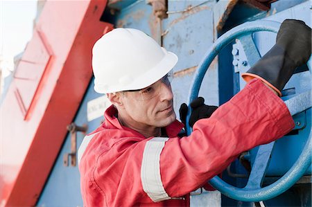 people working on oil rig - Engineer working on oil rig Stock Photo - Premium Royalty-Free, Code: 614-08720679