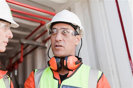 Engineers in discussion on oil rig Stockbilder - Premium RF Lizenzfrei, Bildnummer: 614-08720683