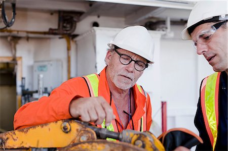 professional (pertains to traditional blue collar careers) - Engineers in discussion on oil rig Foto de stock - Sin royalties Premium, Código: 614-08720704