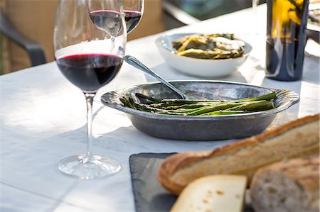 simsearch:614-08720827,k - Party garden table with red wine, cheese board and green beans Photographie de stock - Premium Libres de Droits, Code: 614-08720812