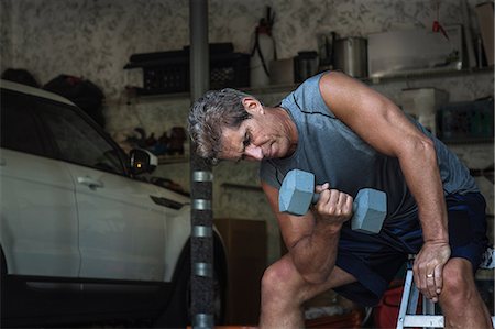 Mature man working out in garage, lifting weights Photographie de stock - Premium Libres de Droits, Code: 614-08720889