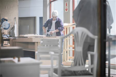simsearch:614-08881367,k - Female carpenter using sander in furniture making workshop Photographie de stock - Premium Libres de Droits, Code: 614-08720944
