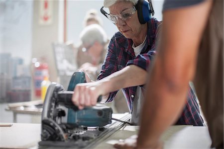 simsearch:614-08881367,k - Senior female carpenter using power saw in furniture making workshop Photographie de stock - Premium Libres de Droits, Code: 614-08720940