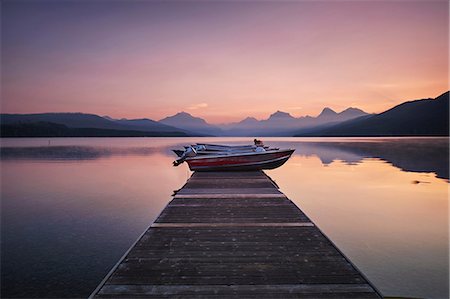 dársena - Wooden pier and boat at dawn, Lake McDonald, Glacier National Park, Montana, USA Foto de stock - Sin royalties Premium, Código: 614-08720983