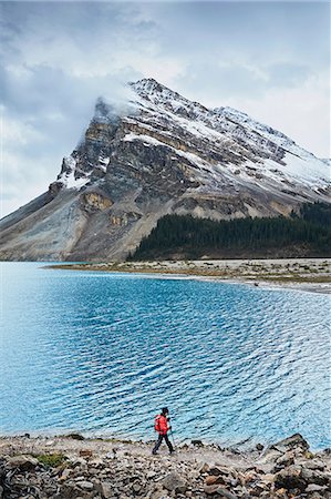Hiker hiking along Bow Lake, Banff, Alberta, Canada Photographie de stock - Premium Libres de Droits, Code: 614-08720998