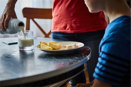 Mother pouring milk for son Foto de stock - Sin royalties Premium, Código: 614-08721033