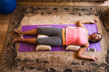 Overhead view of woman lying down meditating Photographie de stock - Premium Libres de Droits, Code: 614-08721059