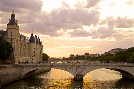 simsearch:649-08824843,k - Bridge over river at sunset, Paris, France Stock Photo - Premium Royalty-Free, Code: 614-08721073