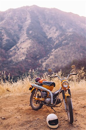 Motorbike with sleeping bag tied on, helmet on floor, Sequoia National Park, California, USA Photographie de stock - Premium Libres de Droits, Code: 614-08768437