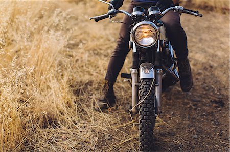 debajo de la cintura - Man sitting on motorbike, low section Foto de stock - Sin royalties Premium, Código: 614-08768430