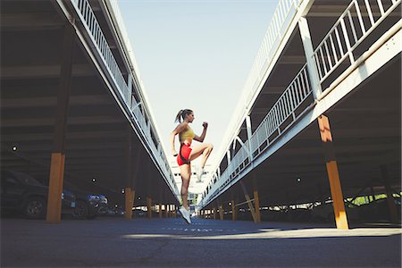 simsearch:614-08768461,k - Young woman exercising in urban environment Foto de stock - Sin royalties Premium, Código: 614-08768468