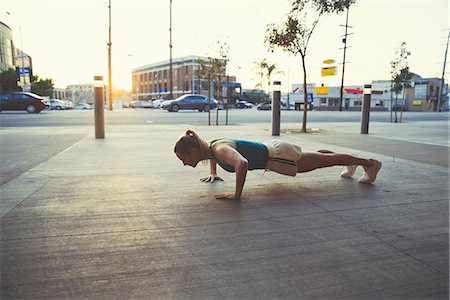 simsearch:614-09178436,k - Young woman doing push-ups in street Stockbilder - Premium RF Lizenzfrei, Bildnummer: 614-08768478