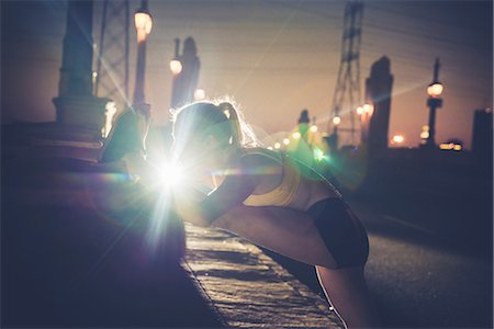simsearch:614-09178436,k - Young woman exercising outdoors, stretching Stockbilder - Premium RF Lizenzfrei, Bildnummer: 614-08768490