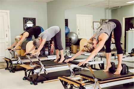 pilates reformer - Women in gym using pilates reformer Foto de stock - Sin royalties Premium, Código: 614-08826707