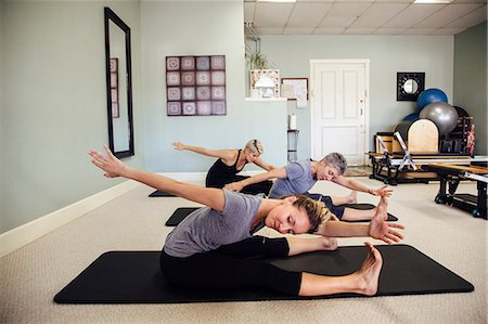 pilates mat - Women doing pilates on exercise mats Stock Photo - Premium Royalty-Free, Code: 614-08826710