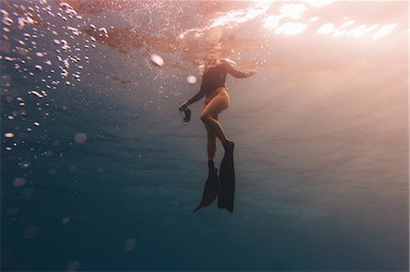 plongée autonome à l'air - Woman treading water near surface of sea Photographie de stock - Premium Libres de Droits, Code: 614-08826747