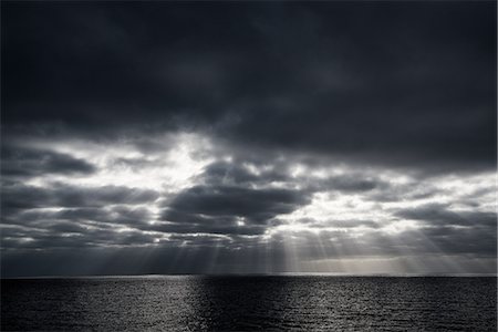 Sunbeams through clouds over sea, Guadalupe Island, Mexico Foto de stock - Sin royalties Premium, Código: 614-08826809