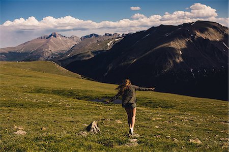 parc national des montagnes rocheuses - Woman balancing on rock by mountains, Rocky Mountain National Park, Colorado, USA Photographie de stock - Premium Libres de Droits, Code: 614-08826810