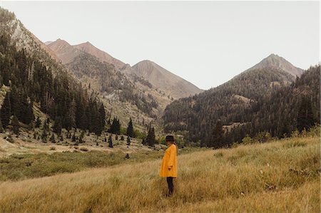 simsearch:6122-07703418,k - Woman standing in rural setting, Mineral King, Sequoia National Park, California, USA Foto de stock - Sin royalties Premium, Código: 614-08826874