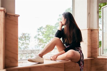 simsearch:649-08840719,k - Young woman gazing from window sill of abandoned house, Victoria Peak, Hong Kong Foto de stock - Royalty Free Premium, Número: 614-08826997