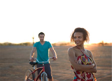 simsearch:614-08544737,k - Young couple standing in desert at sunset Photographie de stock - Premium Libres de Droits, Code: 614-08827036