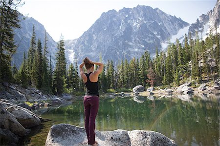 simsearch:614-09156748,k - Young woman standing on rock beside lake, looking at view, The Enchantments, Alpine Lakes Wilderness, Washington, USA Photographie de stock - Premium Libres de Droits, Code: 614-08827101