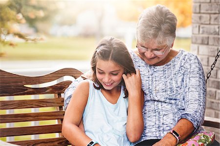 simsearch:614-08946674,k - Grandmother and granddaughter sitting on porch swing, laughing Foto de stock - Sin royalties Premium, Código: 614-08827110