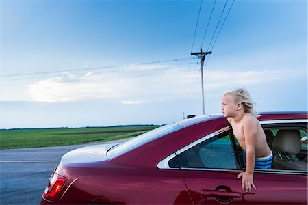 simsearch:614-09211350,k - Boy leaning out of car window looking away Photographie de stock - Premium Libres de Droits, Code: 614-08827137