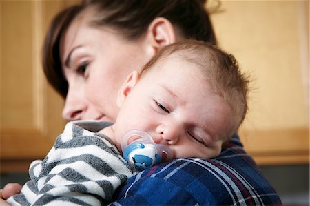 somnoliento - Mother holding sleeping baby boy Foto de stock - Sin royalties Premium, Código: 614-08827181
