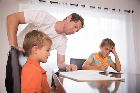 simsearch:649-09269303,k - Man advising two sons on homework at table Stock Photo - Premium Royalty-Free, Code: 614-08827202